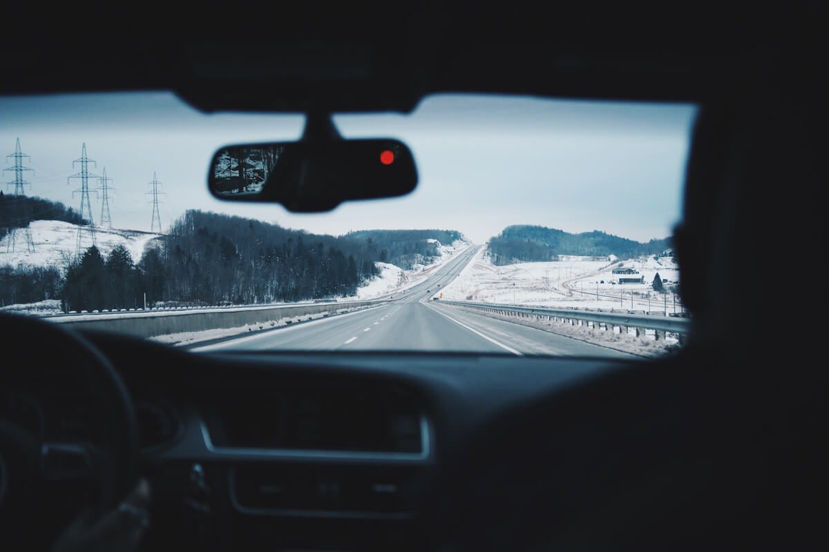 Ausblick aus einem fahrenden Auto auf einer Autobahn im Winter